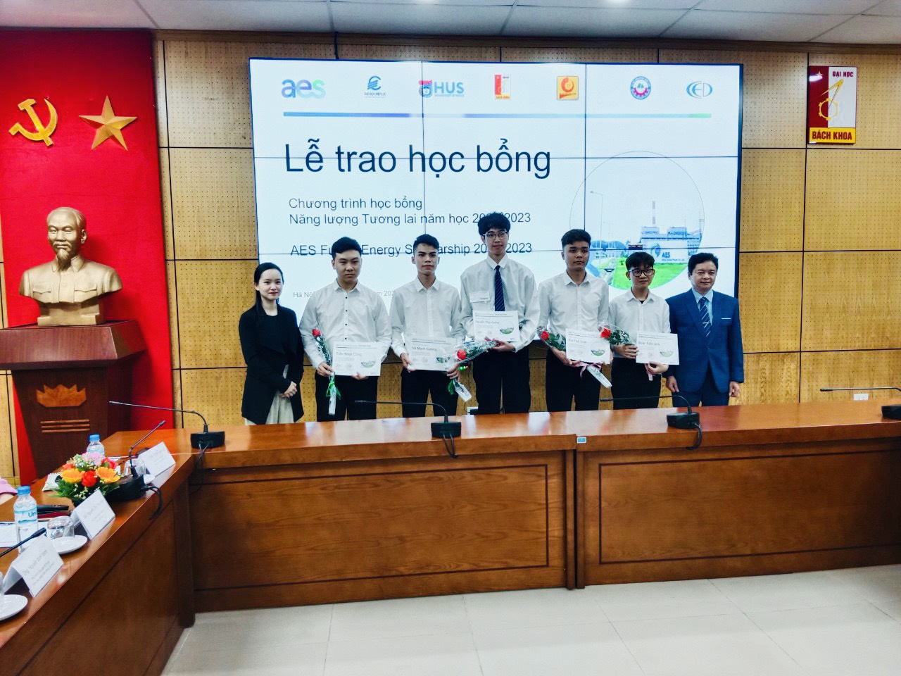 Sinh viên nhận học bổng Năng lượng tương lai năm học 2022 - 2023