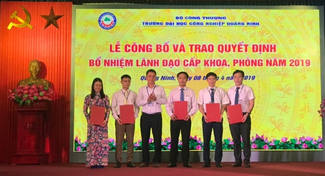 L?công b?và trao quyết định điều động, b?nhiệm cán b?năm 2019