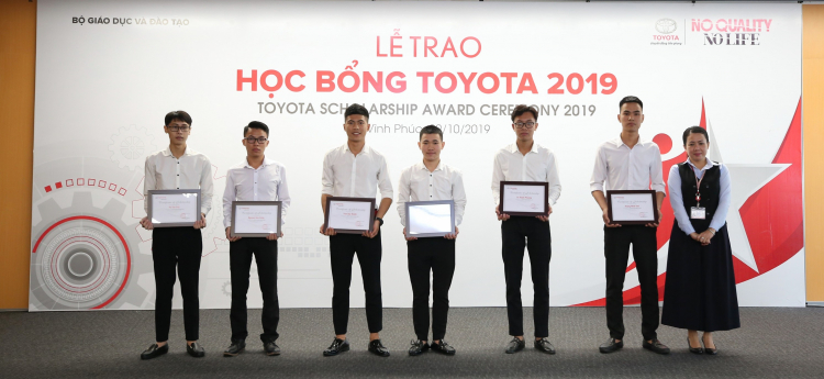 Bà Đ?Thu Hoàng PGĐ TMV trao học bổng cho các em sinh viên Nhà trường