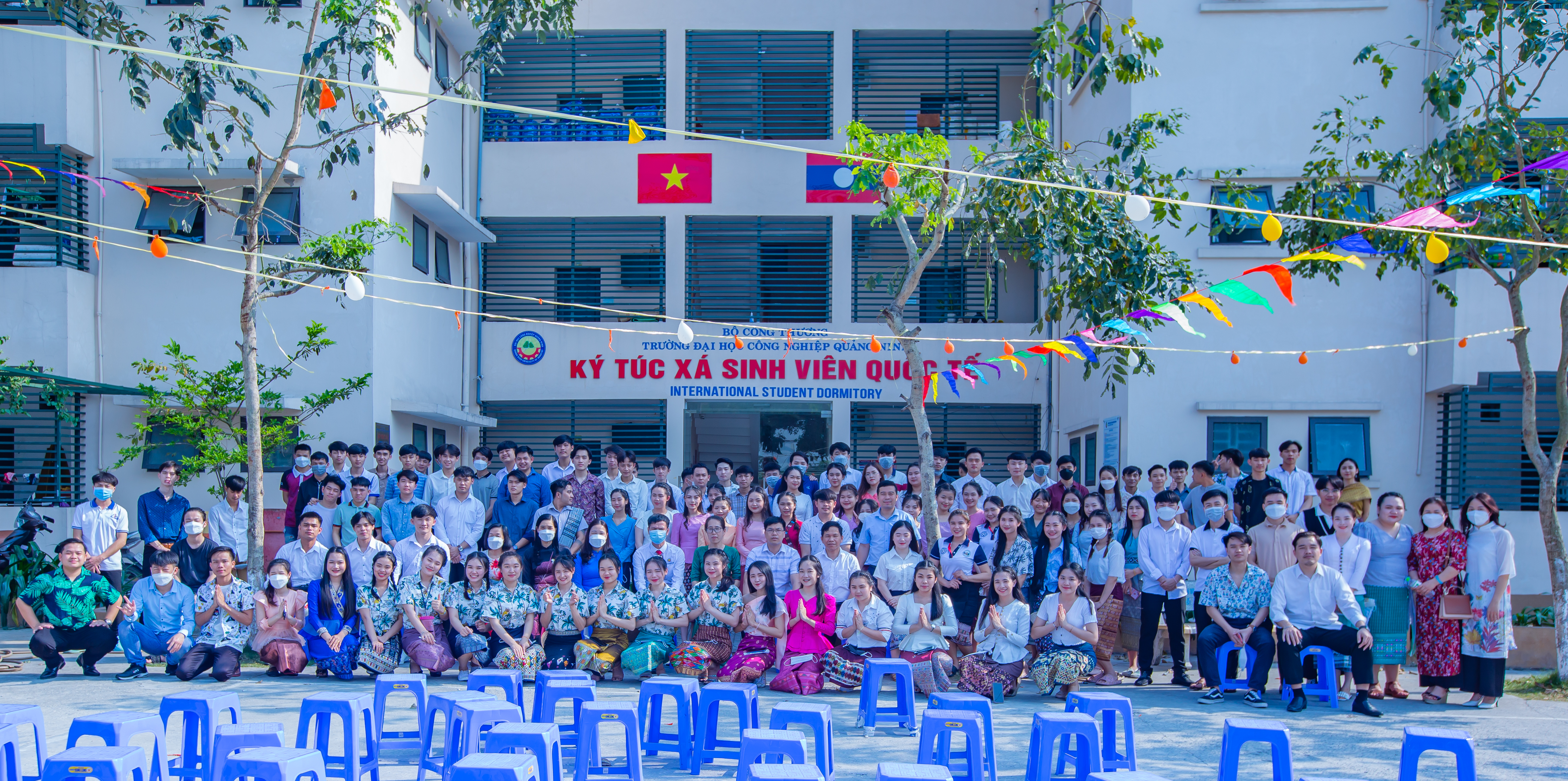 Trưởng Đại học Công nghiệp Quảng Ninh t?chức tết Bunpimay cho Lưu học sinh Lào