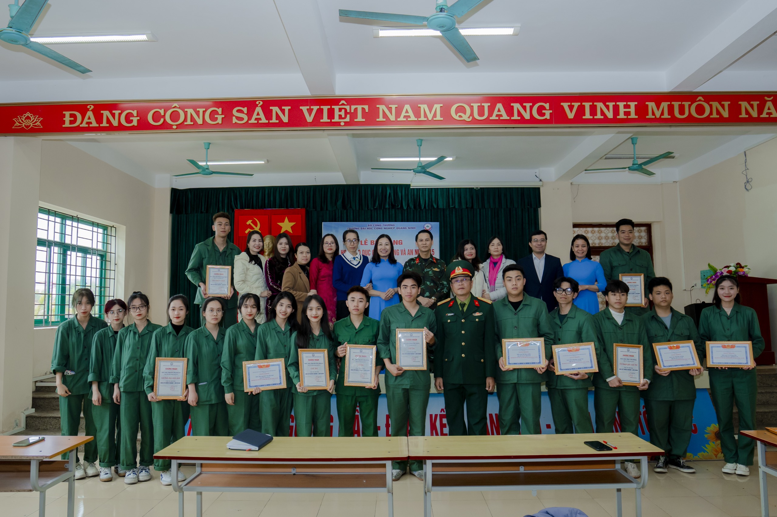 Lễ Bế giảng khoá học Quốc phòng – An ninh dành cho  sinh viên khoá 15